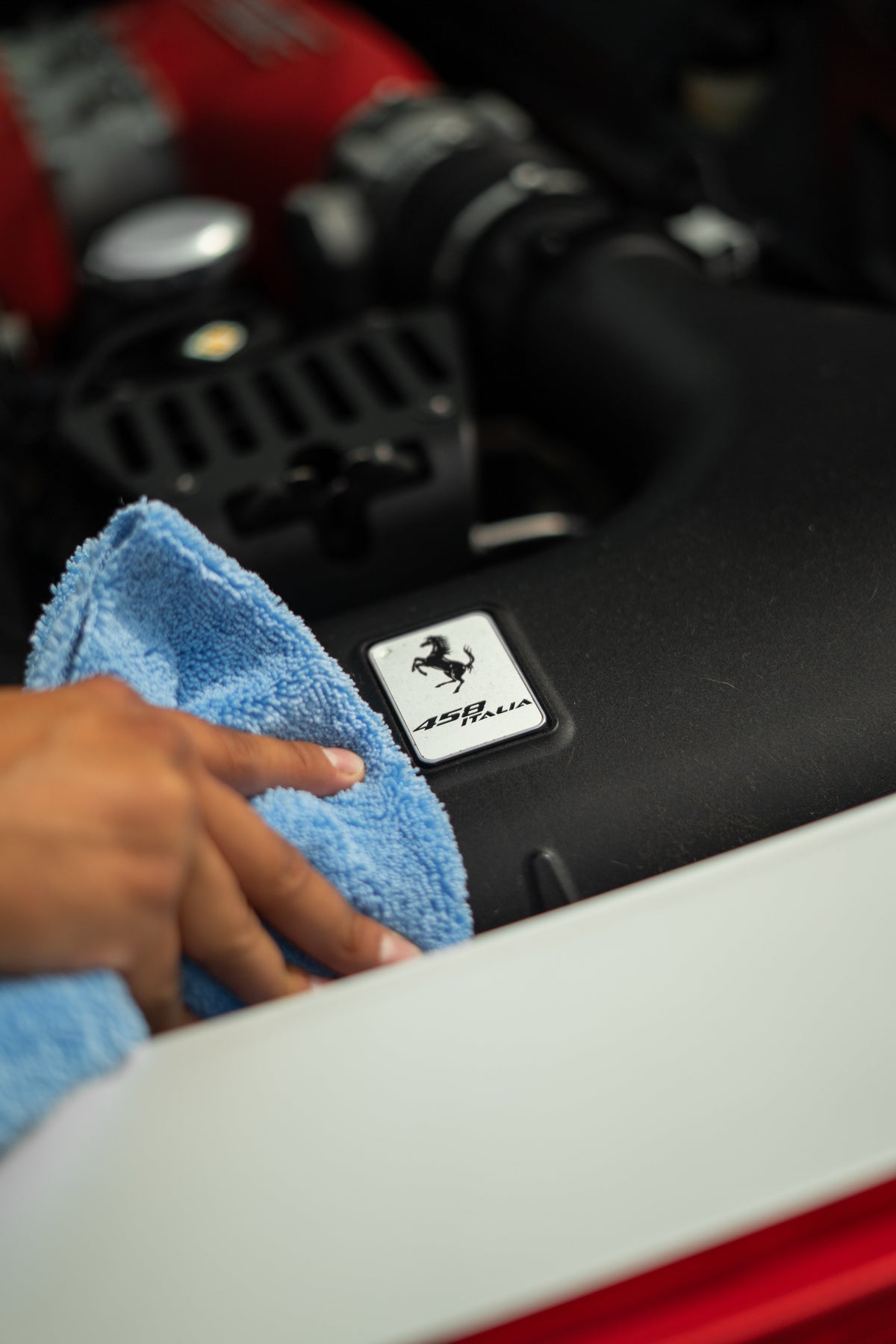 Paño de microfibra Supershine en detalle de limpieza de motor