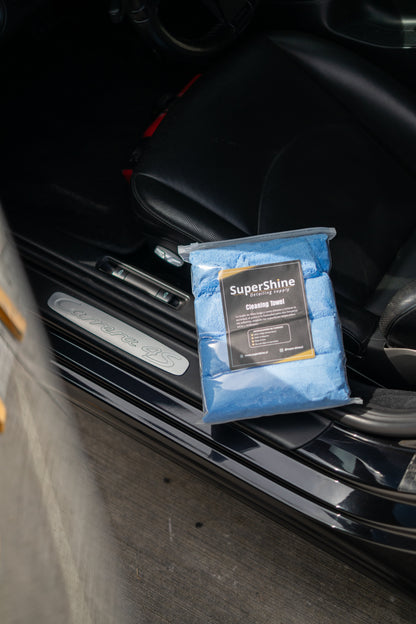 Pack de paños de microfibra Supershine sobre el umbral de un auto